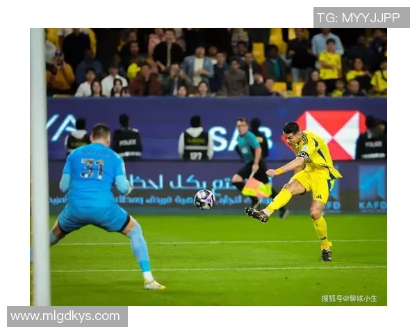 足球巨星逗趣瞬间大曝光笑翻全场摄像机前搞怪表情尽显天赋